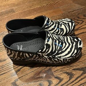 Dansko 38 zebra print NEW